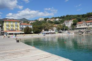 a view of a beach with people on the water at Hot Jacuzzi & Ice Bath Apartment in Ika