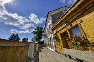 une maison avec une passerelle en bois à côté d'un bâtiment dans l'établissement Penzion Kameňák, à Horní Planá