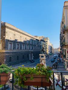 una strada cittadina con una statua nel mezzo di una città di A Casa di Anna a Napoli