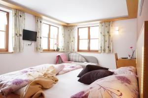 מיטה או מיטות בחדר ב-Haus Schwendinger