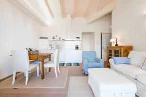 a living room with a table and a couch at Vecchio Frantoio in Malcesine