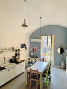 eine Küche mit Tisch und Stühlen in einem Zimmer in der Unterkunft A Casa di Anna in Neapel