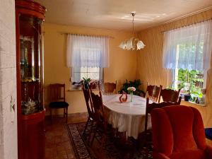 comedor con mesa y sillas en Ferienhaus Hennig en Bersteland
