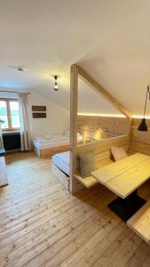 Zimmer mit Etagenbett und Holzboden in der Unterkunft RamsAu-das Gasthaus in Bad Heilbrunn