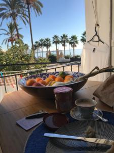 un bol de fruta sentado sobre una mesa en Casa Mamacita en la playa con vista al mar/Casa Mamacita at the beach with sea view en Villajoyosa