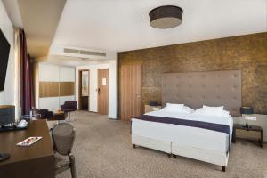 Postel nebo postele na pokoji v ubytování Corso Hotel Pécs + 37 fotografií