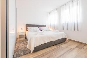 מיטה או מיטות בחדר ב-Apartment Luce Royal