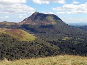 une montagne avec une croix au sommet dans l'établissement 1er Mai, à Clermont-Ferrand