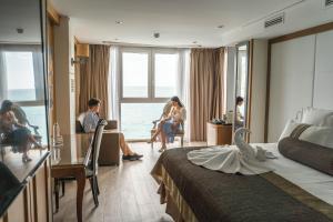pokój hotelowy z łabędziem na łóżku w obiekcie Hotel Boutique Villa Venecia w mieście Benidorm