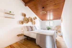 um quarto com uma cama e um tecto em madeira em Superb Apartments Overlooking Graça in Lisbon em Lisboa