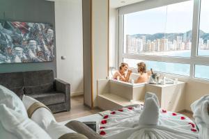 twee vrouwen in een bad in een kamer bij Hotel Boutique Villa Venecia in Benidorm