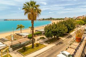 vista su una spiaggia con una palma di Pippo House a Giardini Naxos