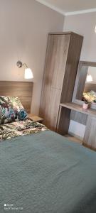 um quarto com uma cama e um espelho em Apartamenty NK em Mielno