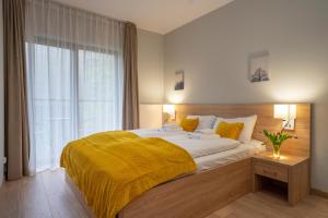 Posteľ alebo postele v izbe v ubytovaní RentPlanet - Apartamenty Górna Resorts