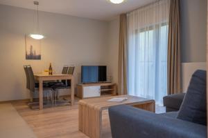 Televízia a/alebo spoločenská miestnosť v ubytovaní RentPlanet - Apartamenty Górna Resorts