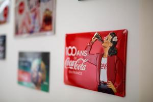 een pop van een vrouw die uit een colablikje coca drinkt bij Coca gare in Clermont-Ferrand
