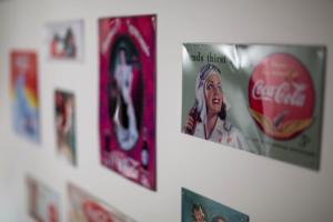 une rangée de photos accrochées à un mur dans l'établissement Coca gare, à Clermont-Ferrand