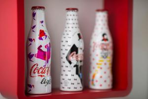 クレルモン・フェランにあるCoca gareの赤棚に座る四本の群