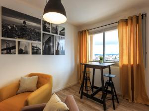 a living room with a table and a couch and a window at NYC gare in Clermont-Ferrand