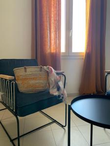 Een zitgedeelte bij Hôtel & Résidence San Roccu