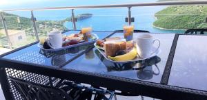 ein Tablett mit Speisen auf einem Tisch auf einem Balkon in der Unterkunft Dream View Villas in Syvota
