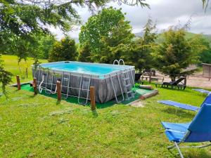 - une piscine dans une cour avec des chaises et des arbres dans l'établissement La Quiete tra le colline, à Dego