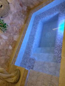 una piscina in una casa con un muro di pietra di L'Incanto di Venere a Casarano