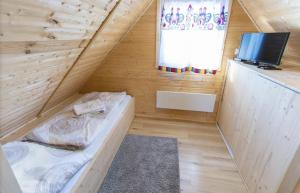 Posteľ alebo postele v izbe v ubytovaní Rezortík Lučivná pre rodiny s deťmi, 300m od vleku, Vysoké Tatry