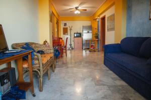 sala de estar con sofá y cocina en Sunray luxury apartment Volos, en Volos