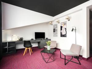 Televízia a/alebo spoločenská miestnosť v ubytovaní Best Western Plus Krakow Old Town + 37 fotografií
