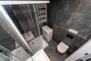 an overhead view of a bathroom with a toilet and a shower at Studio Matejki B in Bielsko-Biała