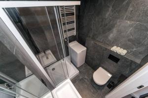 an overhead view of a bathroom with a toilet and a shower at Studio Matejki B in Bielsko-Biala