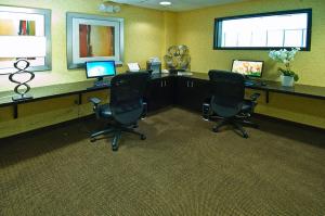 biuro z 2 krzesłami i biurkiem z komputerem w obiekcie Holiday Inn Vicksburg, an IHG Hotel w mieście Vicksburg