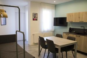 cocina y comedor con mesa y sillas en Bloom Apartments en Trento