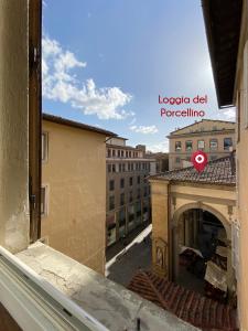 una ventana de un edificio con vistas a la ciudad en Olga's House, en Florencia