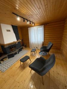 - un salon avec deux chaises et un piano dans l'établissement MIRA House, à Vorokhta