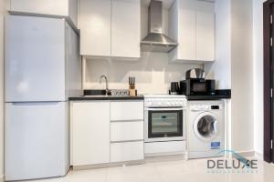 Kuchyň nebo kuchyňský kout v ubytování Calm Studio in Damac Celestia A Dubai South by Deluxe Holiday Homes