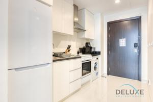 Kuchyň nebo kuchyňský kout v ubytování Calm Studio in Damac Celestia A Dubai South by Deluxe Holiday Homes