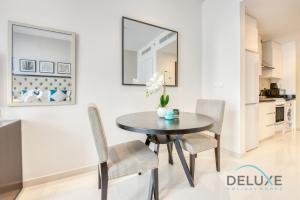 Kuchyň nebo kuchyňský kout v ubytování Calm Studio in Damac Celestia A Dubai South by Deluxe Holiday Homes