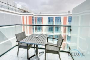 Bazén v ubytování Calm Studio in Damac Celestia A Dubai South by Deluxe Holiday Homes nebo v jeho okolí