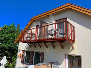 - un balcon avec 2 chaises dans l'établissement Villa Sonnenschein, à Hévíz