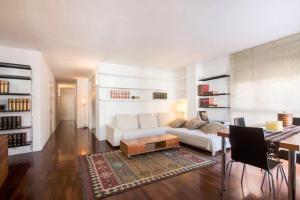 a living room with a white couch and a table at Apartamento Centro & Chic in Alicante