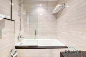 Koupelna v ubytování Calm Studio in Damac Celestia A Dubai South by Deluxe Holiday Homes