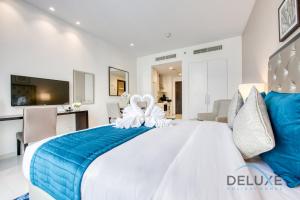 Postel nebo postele na pokoji v ubytování Calm Studio in Damac Celestia A Dubai South by Deluxe Holiday Homes