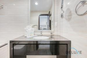 Koupelna v ubytování Calm Studio in Damac Celestia A Dubai South by Deluxe Holiday Homes