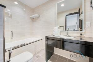 Koupelna v ubytování Calm Studio in Damac Celestia A Dubai South by Deluxe Holiday Homes