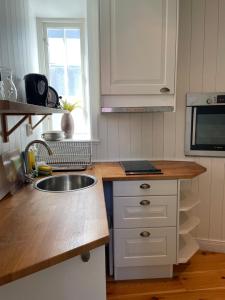 a kitchen with a sink and a microwave at Börsen Annex in Visby
