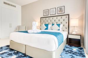 Postel nebo postele na pokoji v ubytování Calm Studio in Damac Celestia A Dubai South by Deluxe Holiday Homes + 13 fotografií
