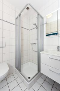 ベンサージールにあるFerienwohnung Deichblickのシャワー、トイレ、洗面台を備えたバスルーム