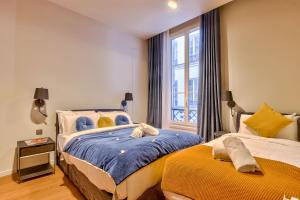 1 dormitorio con 2 camas y ventana en 110 - Urban Good Vibes Opera, en París